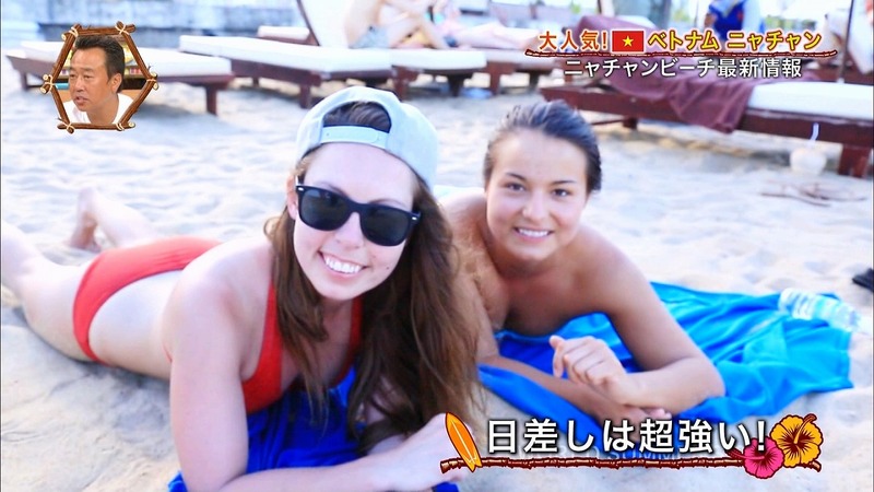 海外の水着リポーターがエロいキャプ画像 18