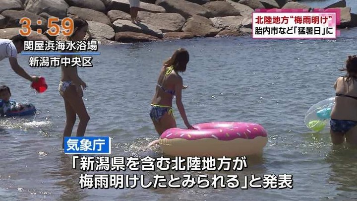 都心で素人水着ギャルが踊ってるエロ画像 14