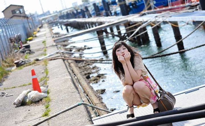 パンチラしてるお姉さんの股間にとびつきたくなるエロ画像 31