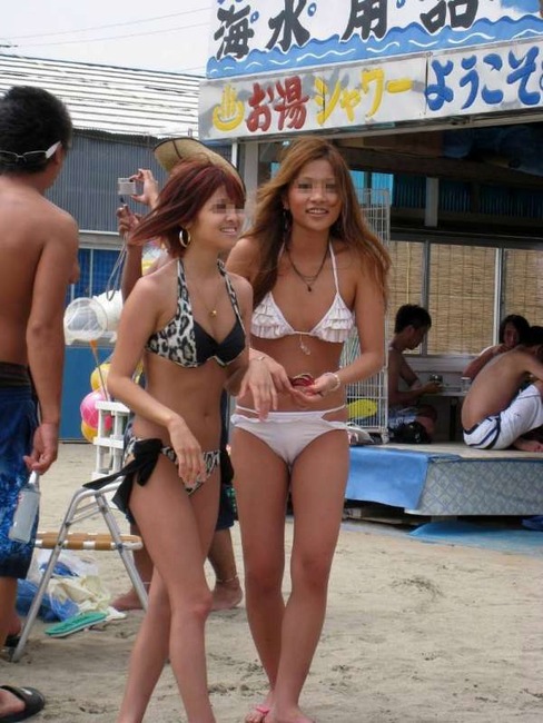 海ではしゃいでる素人のエロ水着画像80枚 66