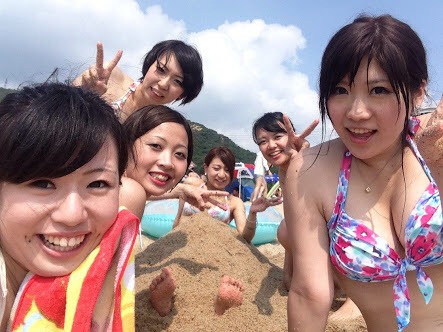 海ではしゃいでる素人のエロ水着画像 27