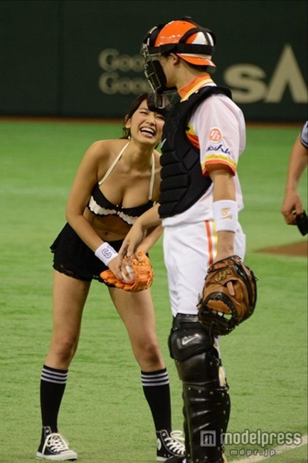 久松郁実(18)ファッションモデルが乳首見えそうな格好で始球式してる画像 14
