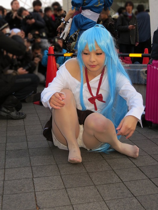 パンチラしてる素人コスプレイヤーのエロ画像 24