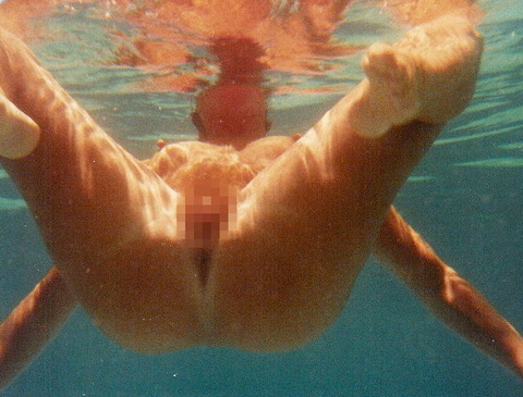【水中盗撮エロ画像】プールで露出とかセックスしてる変態素人多すぎワロタｗｗｗｗｗ 22