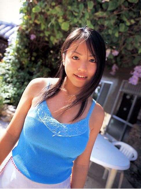 着衣巨乳な女の子をしゃぶりたくなるエロ画像 23