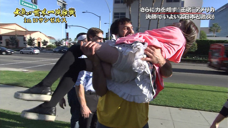 わざとミニスカやホットパンツはいて太もも見せてるアイドルのエロ画像 15