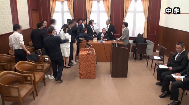 国会中継中に女性議員を犯してるエロ画像 31
