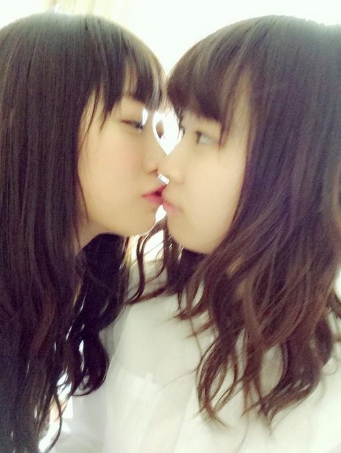 【画像】渡辺美優紀がＡＫＢ小笠原茉由とのキス写真を公開