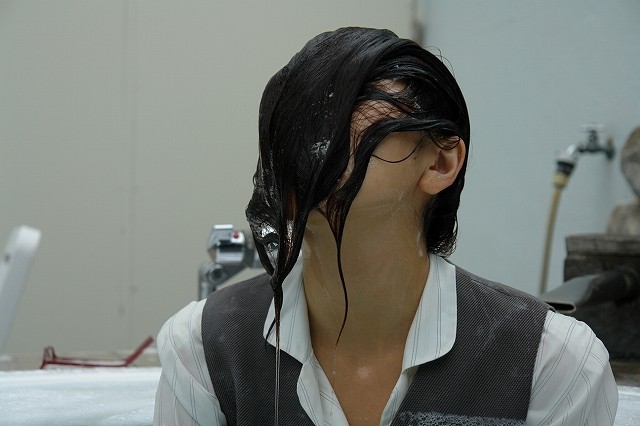【画像あり】スーツ姿のOLが制服のまま風呂に入る光景が最高すぎる 58