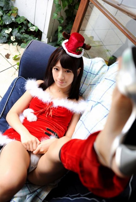 パンチラしてるお姉さんの股間にとびつきたくなるエロ画像 11