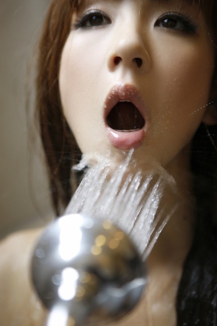 唇が厚くてみずみずしい女の子のエロ画像40枚 21