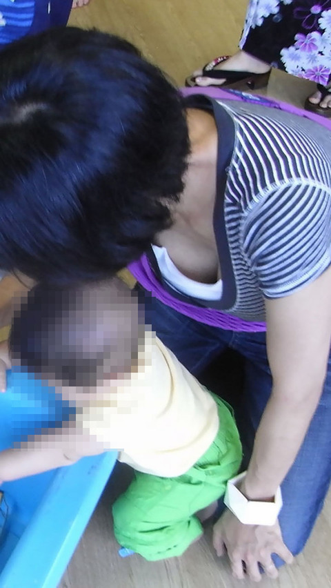 【屈み胸チラ率100％】子連れ妻は屈んで子供の面倒見るから胸チラも沢山見れるぞｗｗｗｗｗ（盗撮画像あり） 4