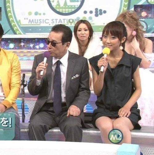 人気女子アナのパンチラや胸チラ画像 19