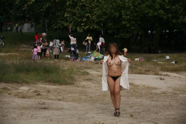 街中で野外露出してる痴女な素人のエロ画像 7