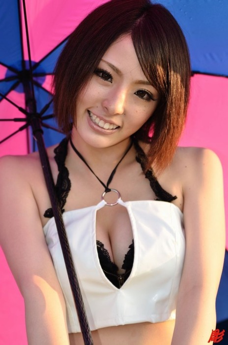 レースクイーン・キャンギャルの太ももや胸の谷間がエロい画像40枚 13