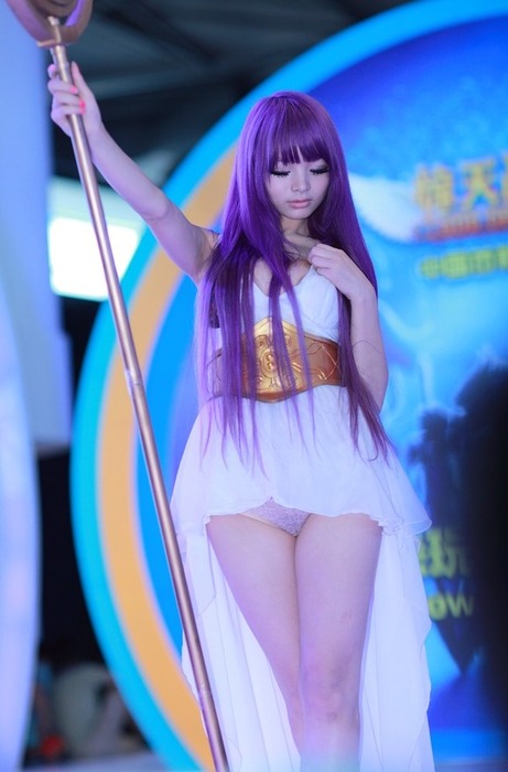 中国人巨乳コスプレイヤーがパンチラしてマンスジ見えてるエロ画像 6