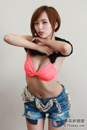 AV女優が服着てる画像まとめ 25
