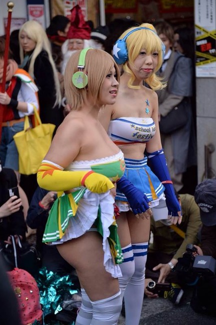 パンツ見えそうな素人コスプレイヤーのエロ画像 12