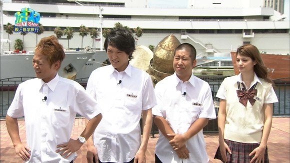 マギーがミニスカjkのコスプレでボウリング パンツ見えそう あかん速報