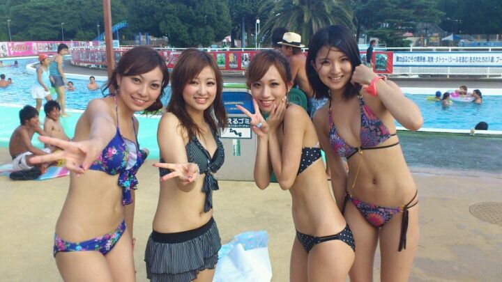 海ではしゃいでる素人のエロ水着画像 29