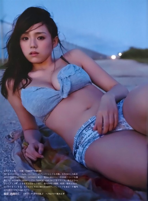 篠崎愛がセクシー水着で誘ってるエロ画像 15