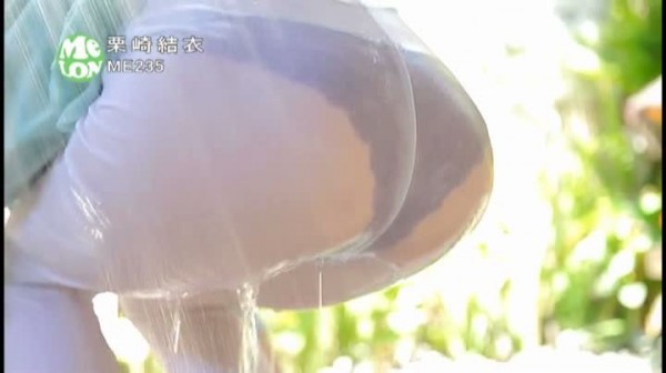 栗崎結衣　グラドルの乳首がもう少しで見えそうなエロ画像 43