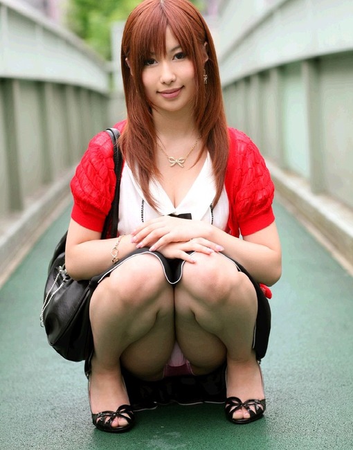 しゃがみパンチラしてる女の子の画像まとめ 31
