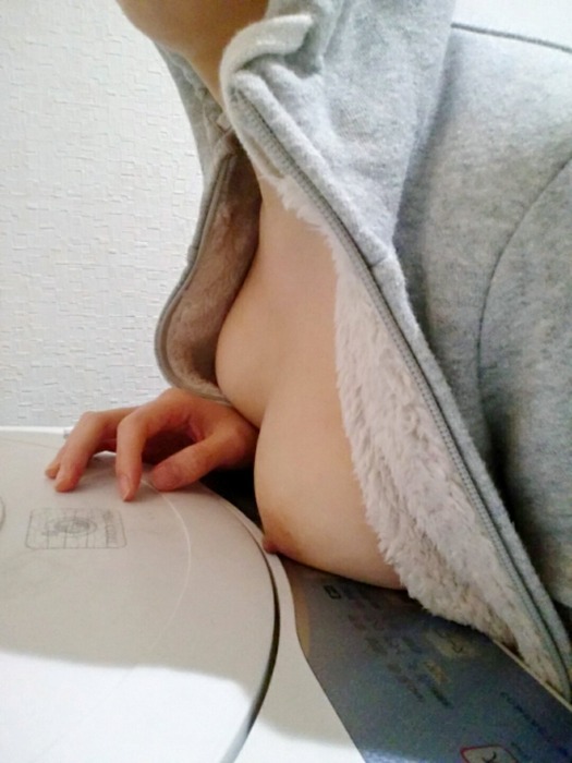 ブラや服をずらしておっぱい見せてる女の子 20