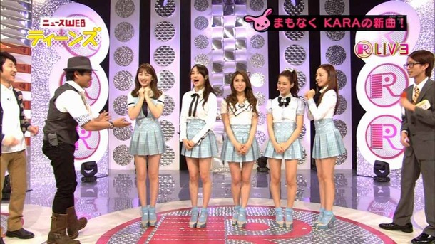 KARAが新曲ライブでミニスカパンチラしてるエロ画像 9