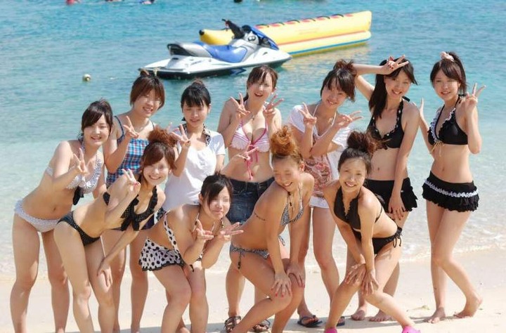 海ではしゃいでる素人のエロ水着画像80枚 53