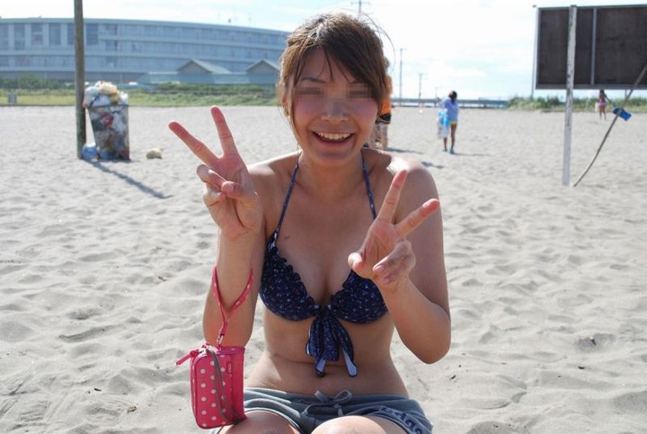 海ではしゃいでる素人のエロ水着画像80枚 59
