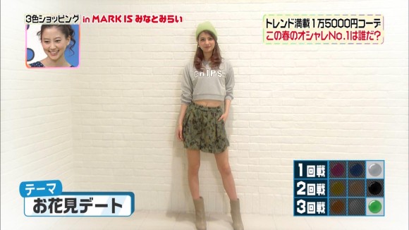 マギーがミニスカJKのコスプレでボウリング、パンツ見えそう 27
