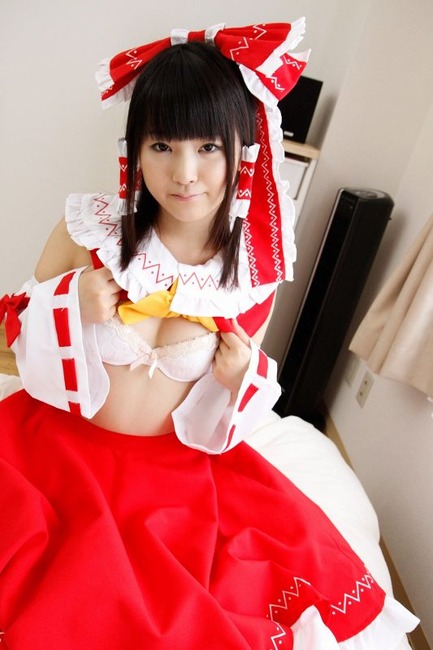 自分で服をめくり上げてブラやおっぱい見せてる女の子のエロ画像25枚 19