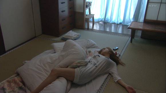 アイドル・女子アナのパンチラ・胸チラが見えてるエロキャプ画像 12