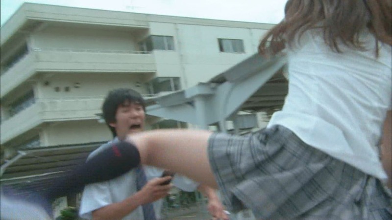 西内まりやがJK制服姿でアソコ抑えてるエロ画像 12