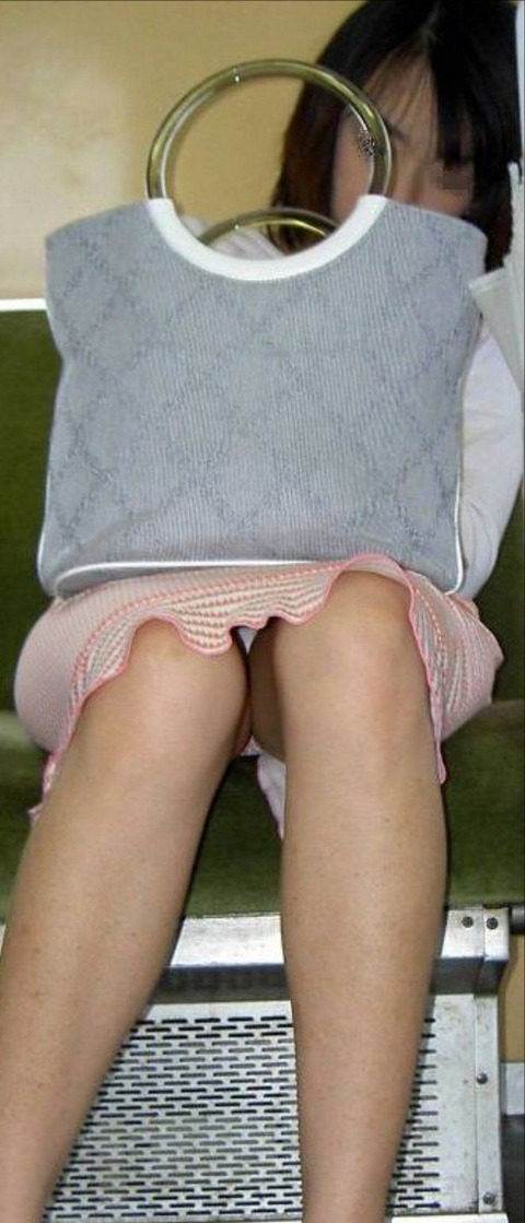 【電車内パンチラ盗撮エロ画像】パンチラ娘の正面席はまじでプライスレスｗｗｗｗｗ 16