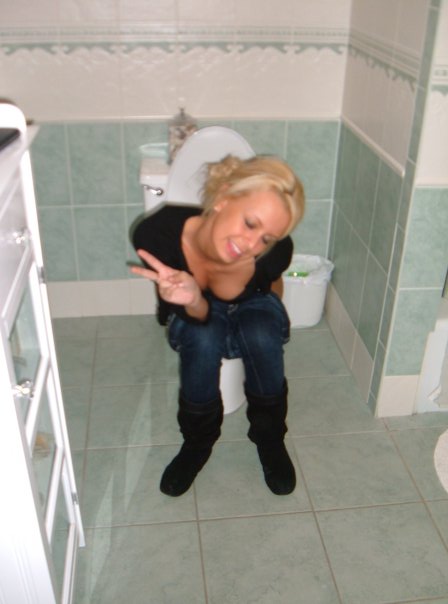 トイレでおふざけ・悪ふざけエロ写メ撮るのは万国共通らしいわｗｗｗｗｗ（画像あり） 16