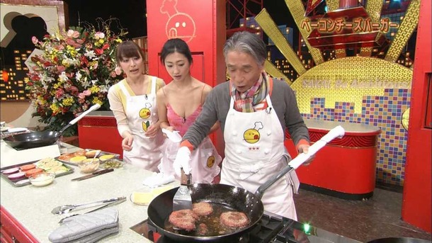 壇蜜がTVで胸の谷間見せながら料理してるエロ画像30枚 13