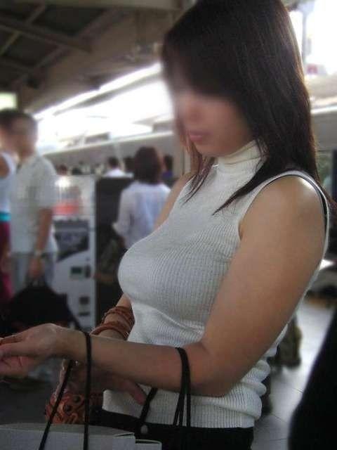 素人の着衣おっぱいがエロい画像 16