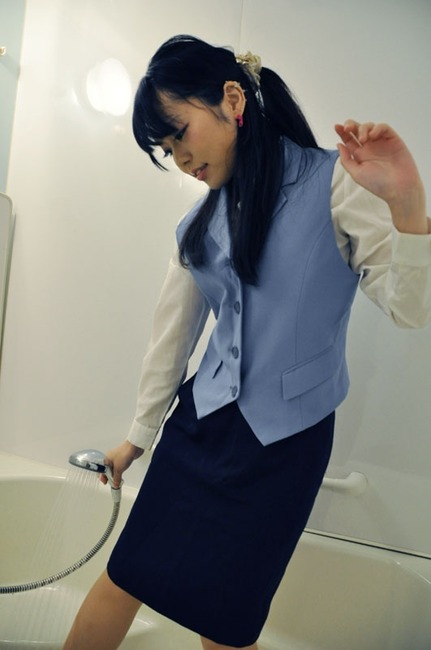 【画像あり】スーツ姿のOLが制服のまま風呂に入る光景が最高すぎる 5