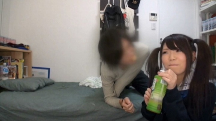 ナンパして家に連れ込んだ女の子をハメ撮りしてるエロ画像 12