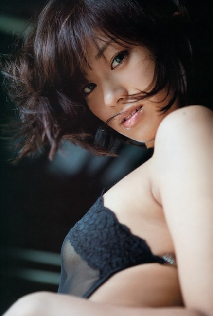 大阪出身モデル 安枝瞳の乳が素晴らしい画像　【ソフマップ】 13