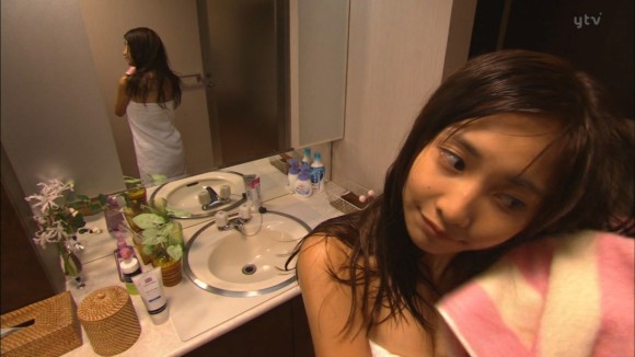 地獄先生ぬ～べ～実写 ドラマの佐野ひなこのバスタオル姿がエロい画像 7
