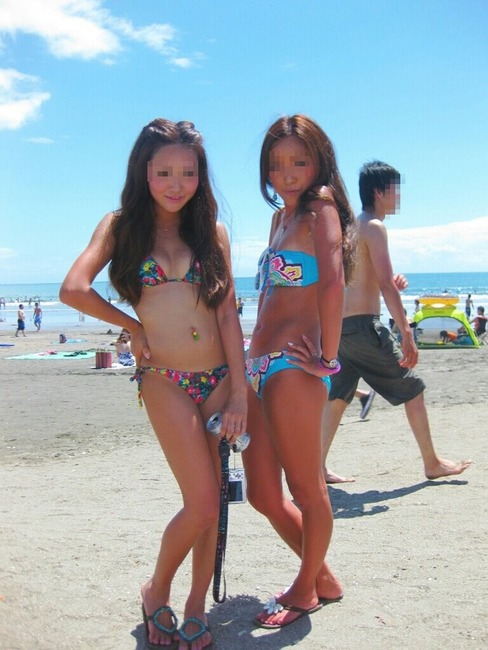 素人水着ギャルを海でナンパしたくなるエロ画像 19