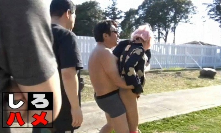 コスプレイヤーを山奥でバックで犯してるエロ画像 21