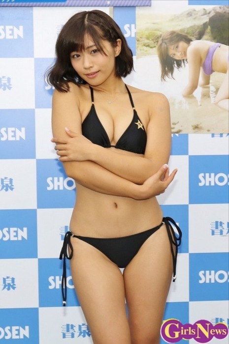 安枝瞳が食い込みぎみの水着で写真集のアピール 5