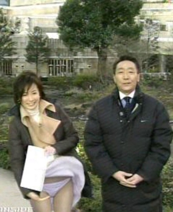 人気女子アナのパンチラや胸チラ画像 16