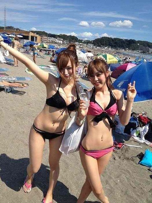 海ではしゃいでる素人のエロ水着画像 20