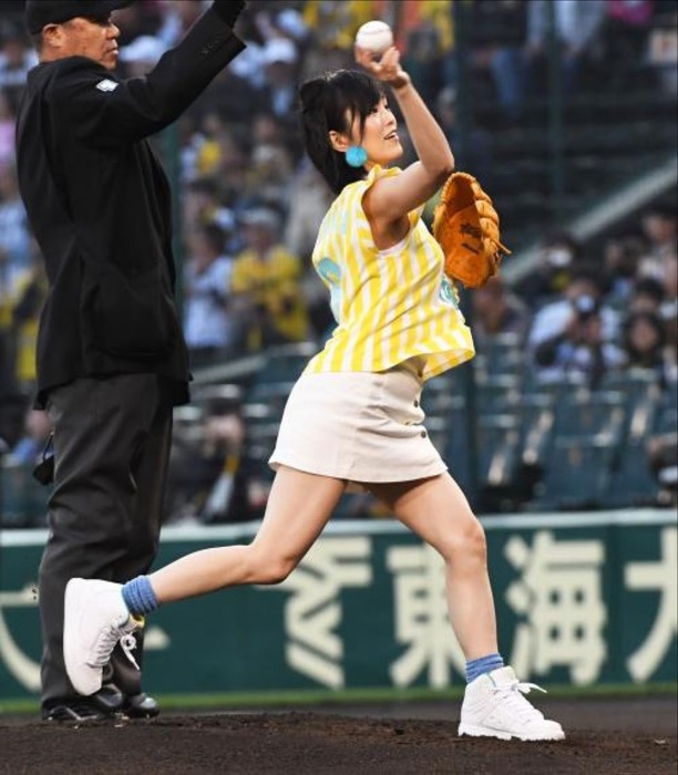 NMB48さや姉が始球式で足を上げてパンチラ　画像 24