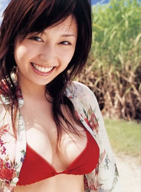 三津谷葉子　女優の巨乳おっぱいがエロいセミヌード画像 4